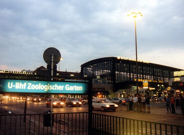 Von Berliner Geschichte gezeichnet: Bahnhof Zoo urbanite.net