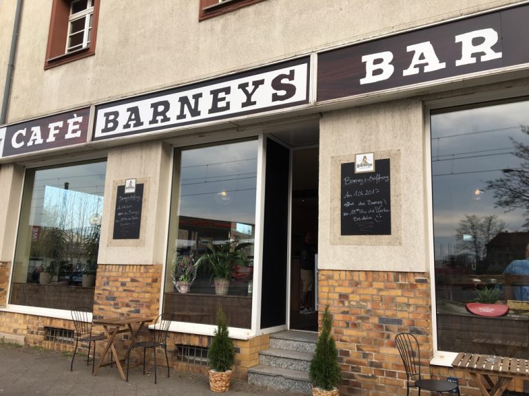Barneys Café Bar Außenansicht