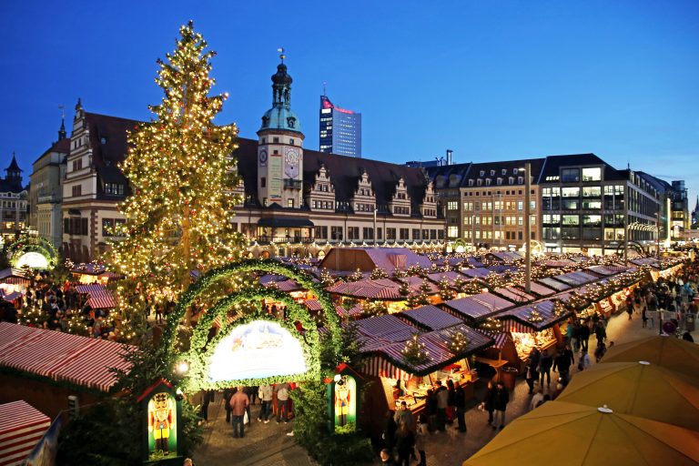 Leipziger__Weihnachtsmarkt_vor_dem_Alten_Rathaus_-_Foto_Andreas_Schmidt.jpeg