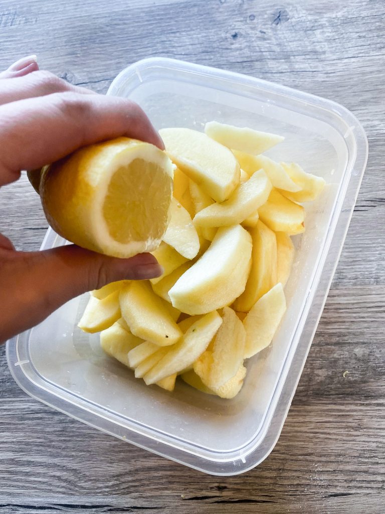 Geschnittene Äpfel mit Zitrone beträufeln