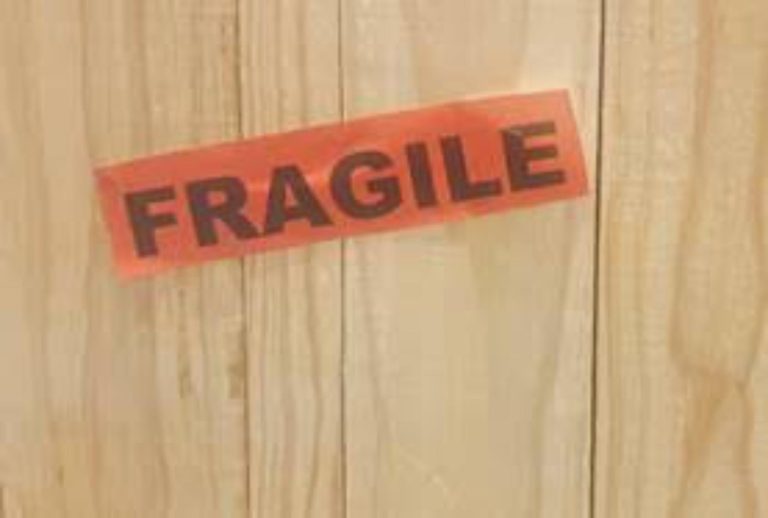 Fragile auf Holzbox