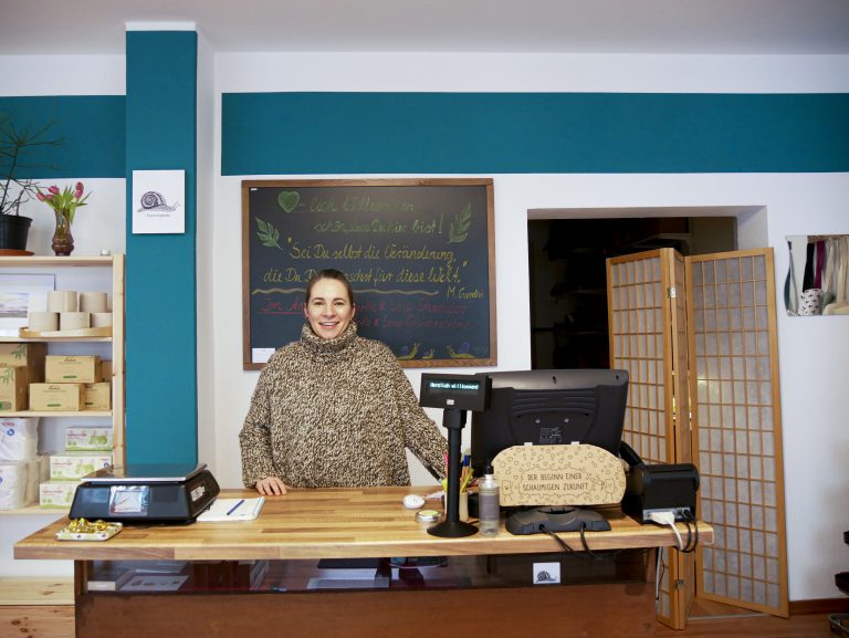 Inhaberin Claudia Krämer in ihrem Unverpackt Laden Alma Verde