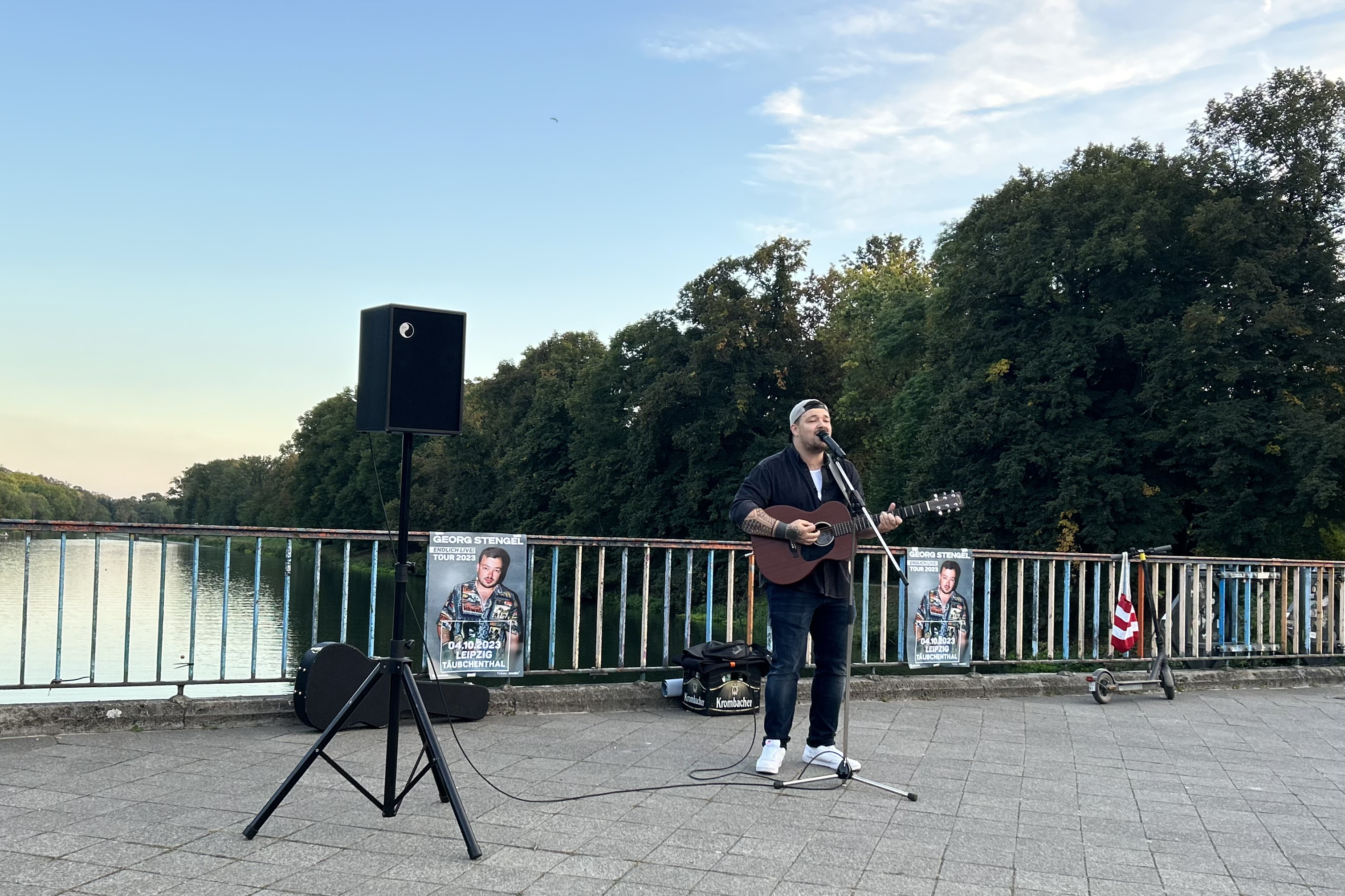 Georg Stengel spielt einige seiner Hits auf der Sachsenbrücke in Leipzig.