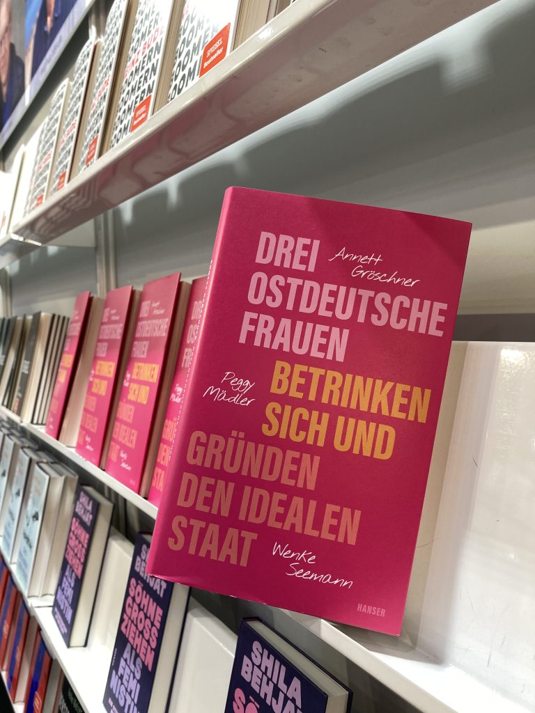 Das Buch "Drei Ostdeutsche Frauen betrinken sich und gründen den idealen Staat"