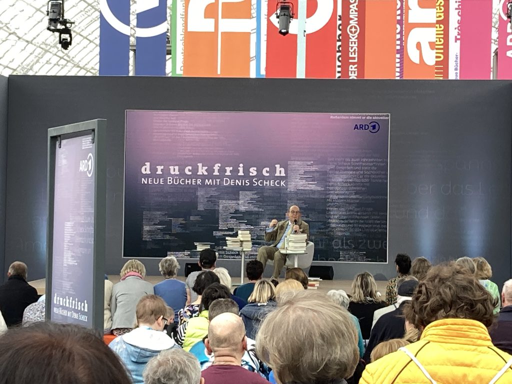 Denis Scheck stellt druckfrische Bücher auf der Leipziger Buchmesse vor